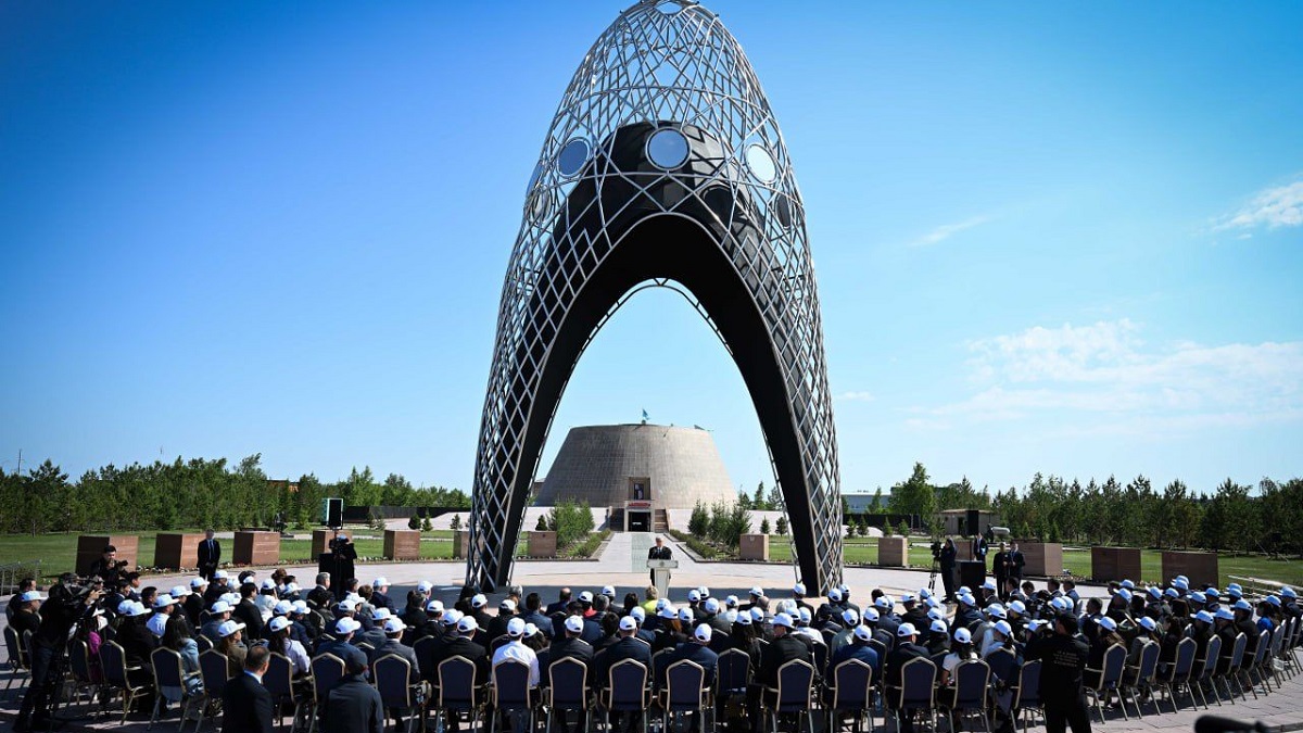 В День памяти жертв политических репрессий и голода президент Казахстана Касым-Жомарт Токаев посетил Акмолинский Музейно-мемориальный комплекс жертв политических репрессий и тоталитаризма «АЛЖИР»