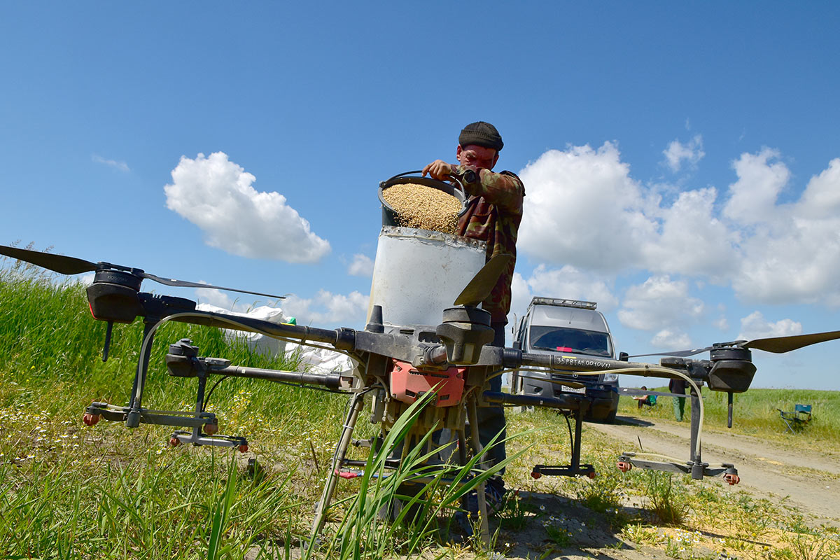 Сев риса при помощи управляемых роботов-дронов