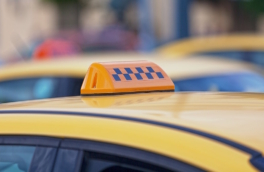 Самозанятым таксистам разрешили работать на нелокализованных авто и не по месту постоянной регистрации