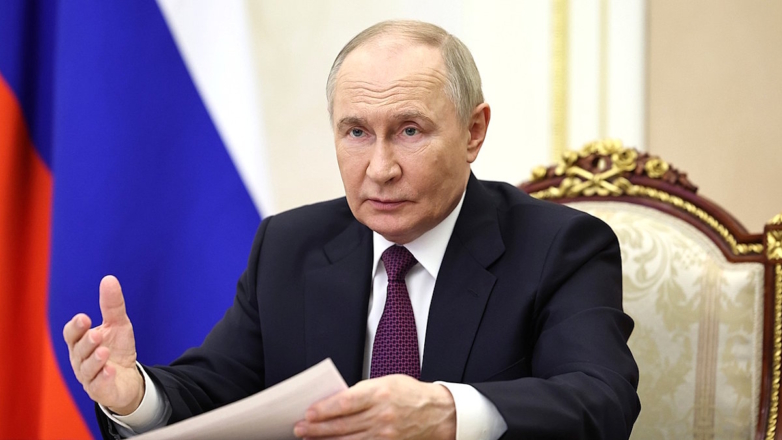 Путин поздравил военных моряков с Днем ВМФ и проконтролировал "Июльский шторм"