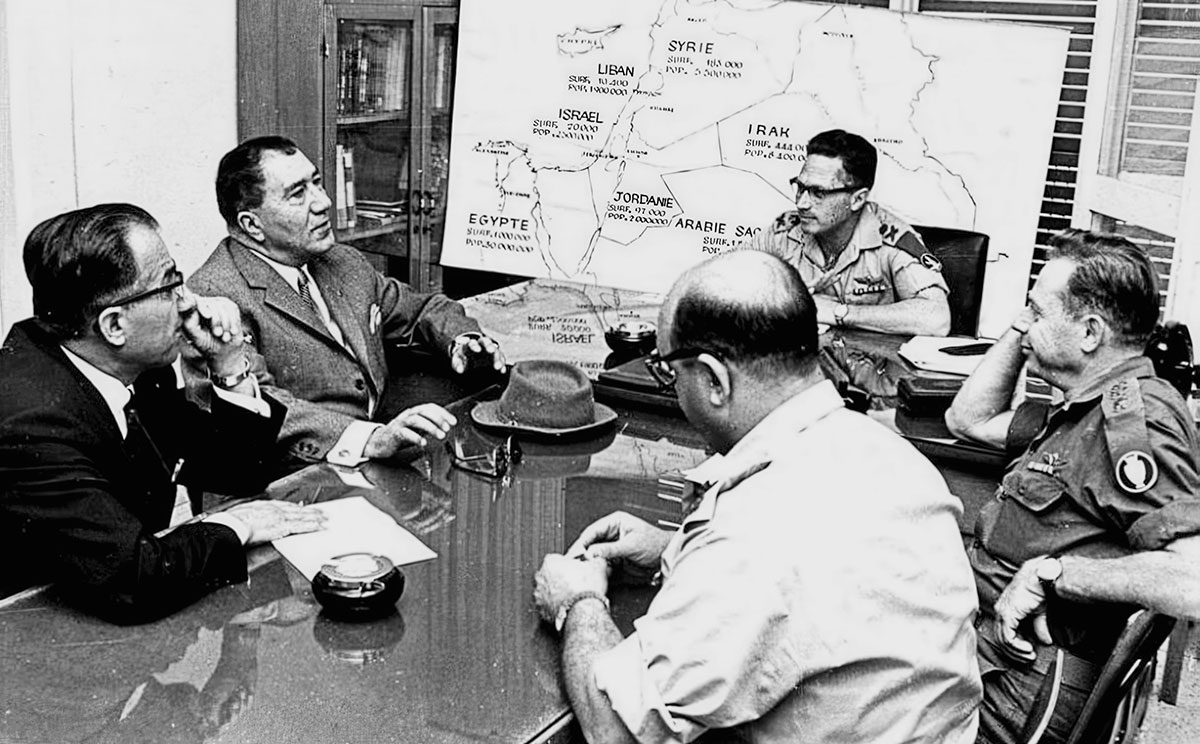 Иранские и израильские военные в штаб-квартире Армии обороны Израиля