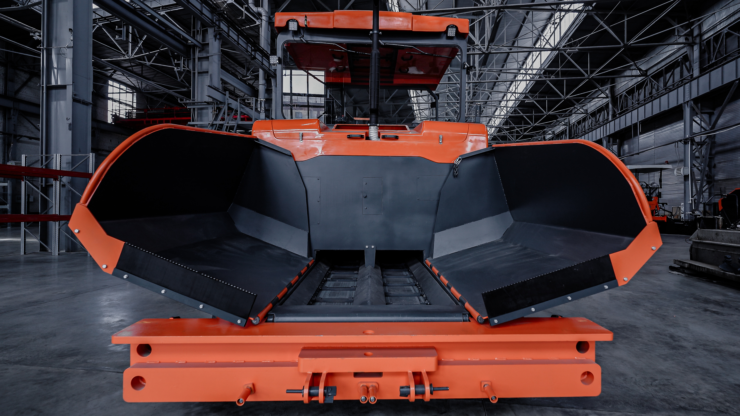 В Брянске запустили серийное производство колесных и гусеничных асфальтоукладчиков