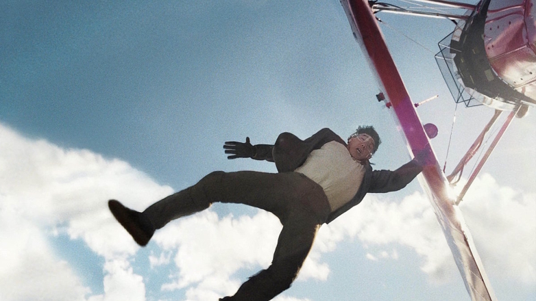 Том Круз установил мировой рекорд, прыгнув на съемках фильма 16 раз с горящим парашютом