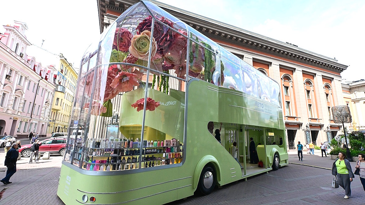 Арт-павильон "Автобус красоты" по продаже косметики бренда "Сделано в Москве" в виде двухэтажного автобуса на ул. Арбат в рамках проекта "Лето в Москве"