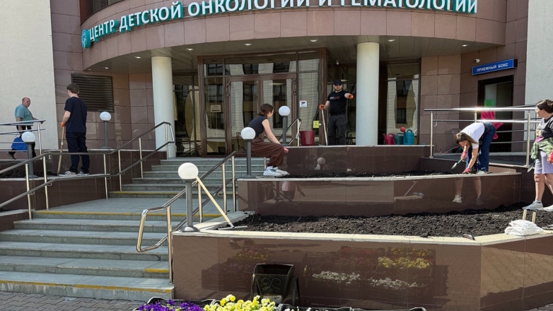 У детского онкоцентра в Екатеринбурге появилась клумба