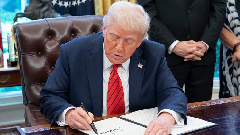 Трамп подписал закон о стейблкойнах