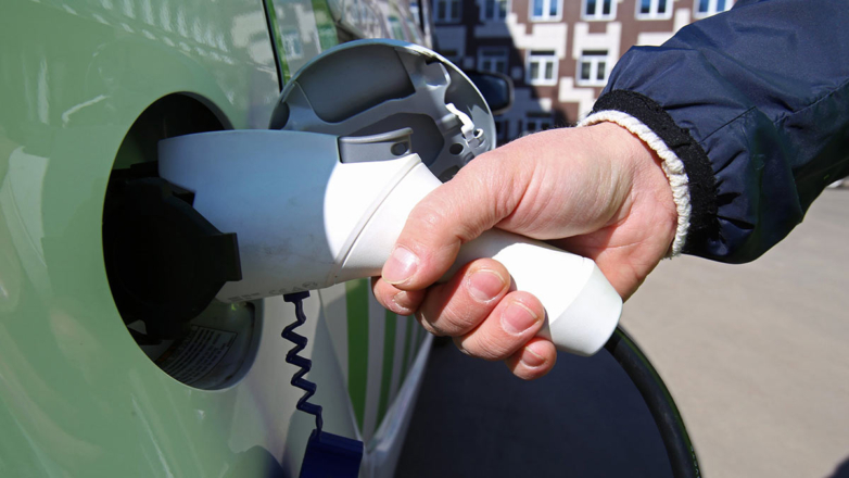 В России могут запретить стоянку электромобилей на закрытых парковках