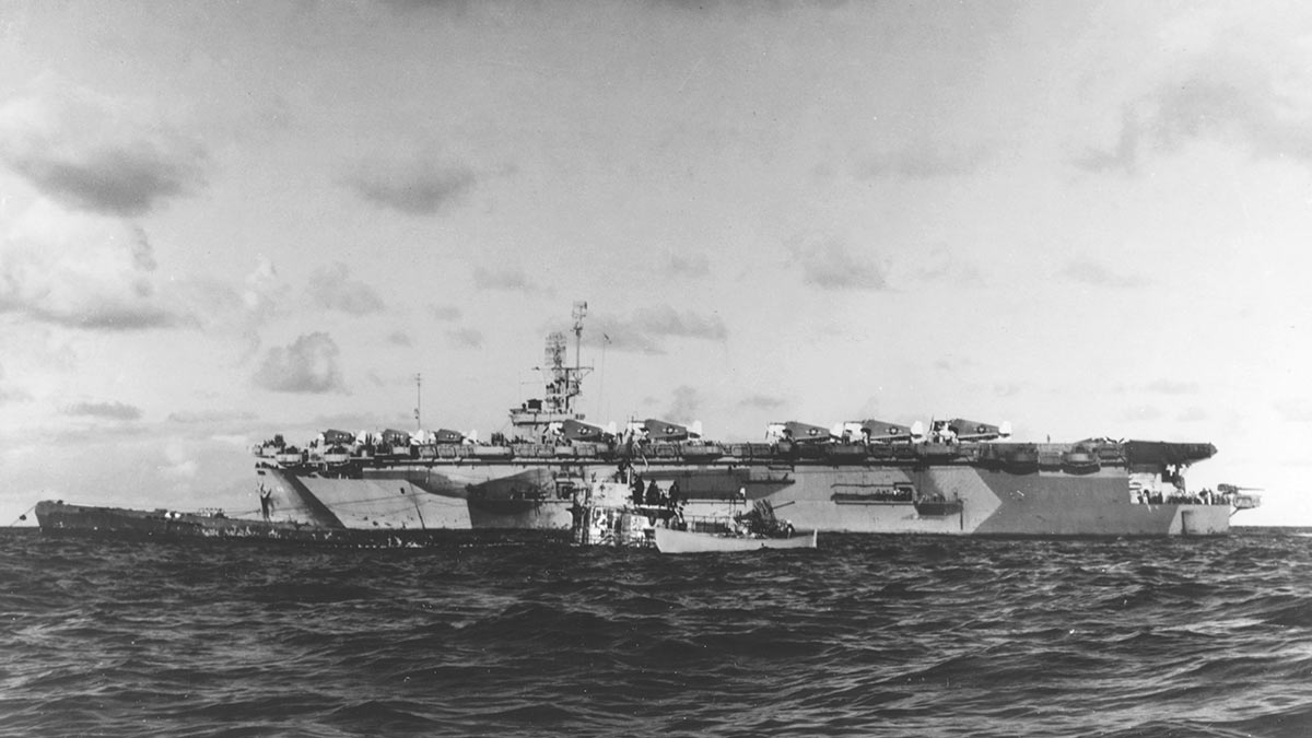 Эскортный авианосец ВМС США "Гуадалканал" и его трофей U-505