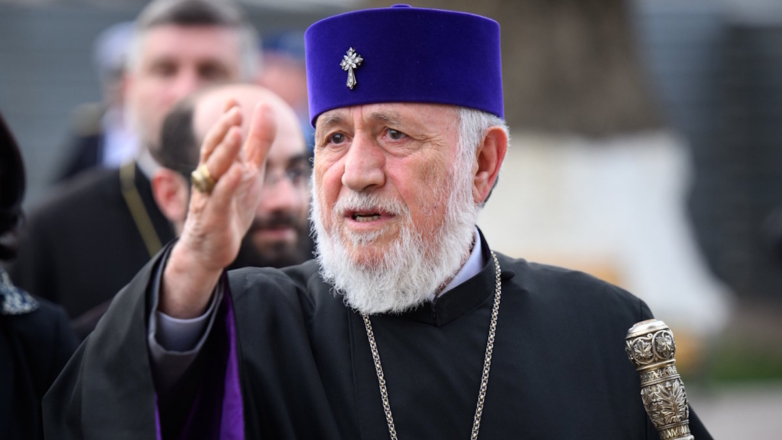 Силовики и священники подрались у резиденции католикоса в Армении