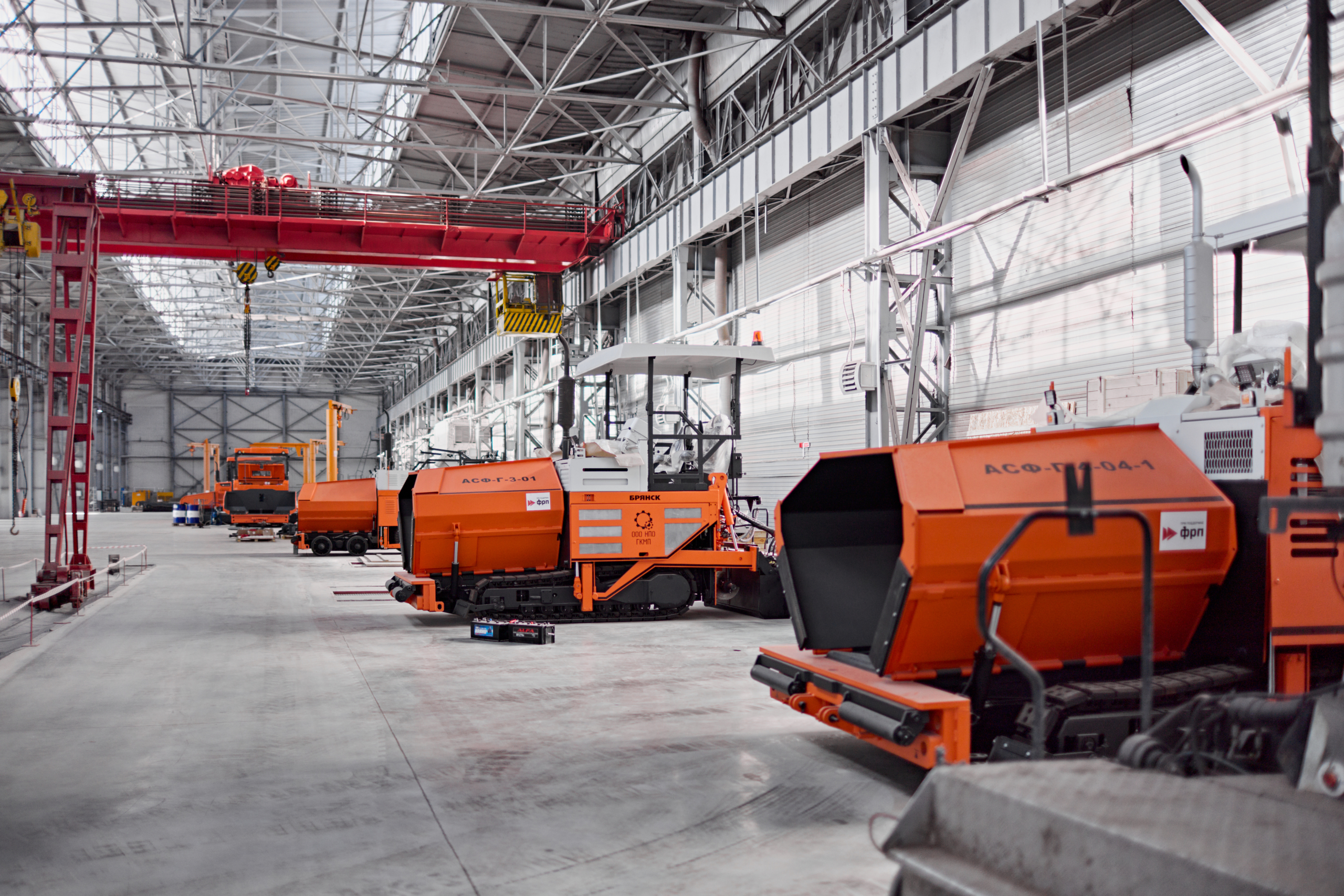 В Брянске запустили серийное производство колесных и гусеничных асфальтоукладчиков