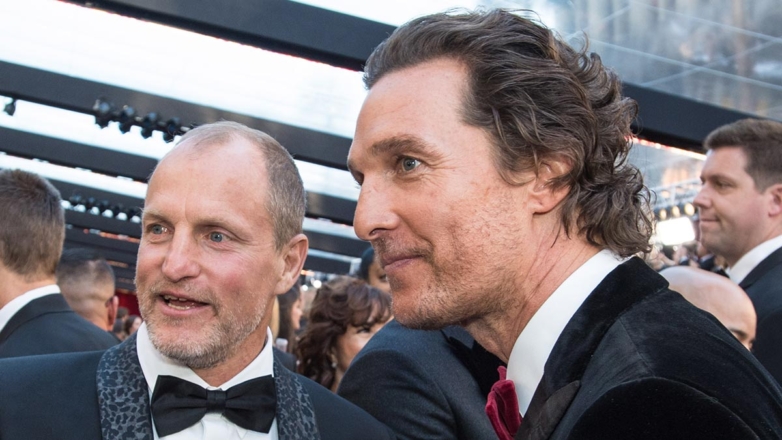 Apple TV+ приостанавливает съемки комедийного сериала "Братья" с Макконахи и Харрельсоном