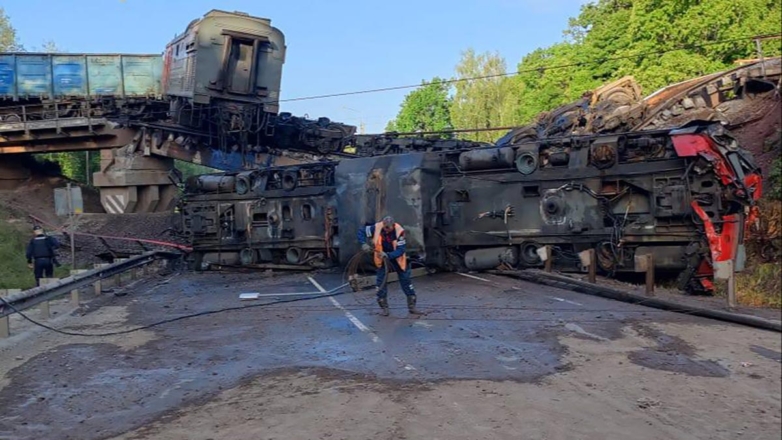 Мост обрушился в Курской области при движении грузового поезда