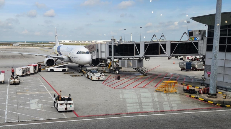 Пассажиров самолета эвакуировали в аэропорту Кувейта после сообщения о бомбе