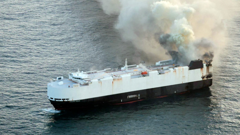 Грузовое судно с 3000 автомобилей затонуло в Тихом океане