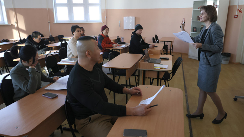 Володин призвал принять меры против мошенничества при тестировании мигрантов