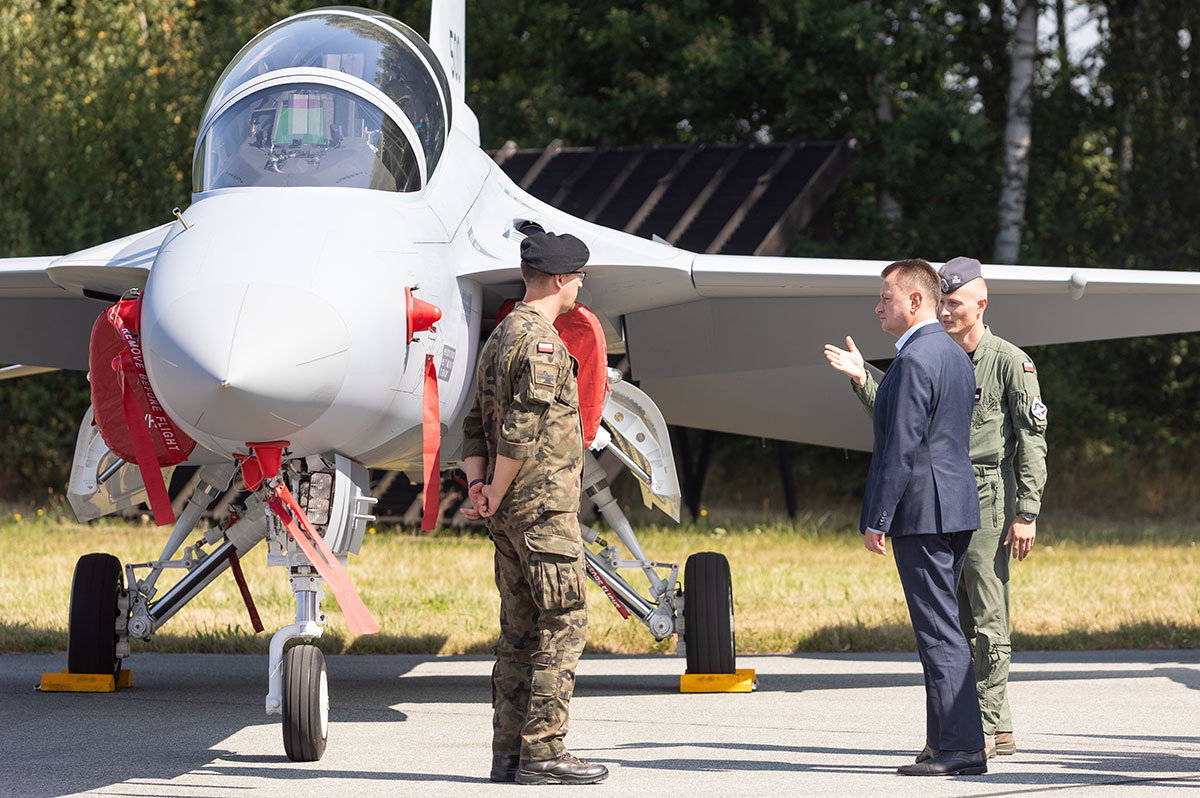 Министр национальной обороны Польши Мариуш Блащак во время презентации боевых самолетов FA-50