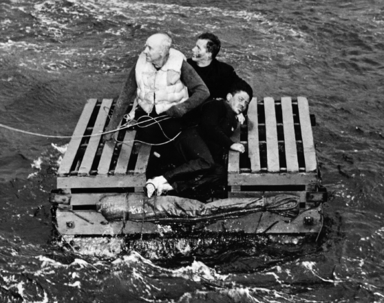 Спасательный плот