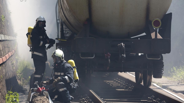 Грузовой поезд с цистернами бензина сошел с рельсов в Румынии