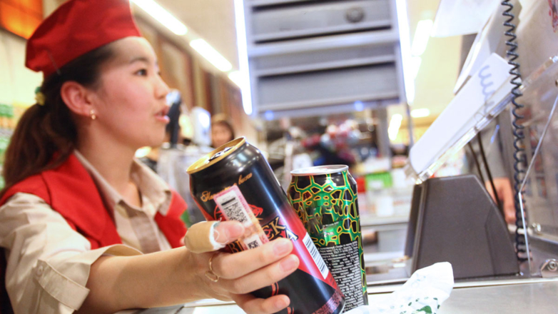 Введение штрафов до 500 тыс. рублей за продажу энергетиков детям поддержали в Совфеде