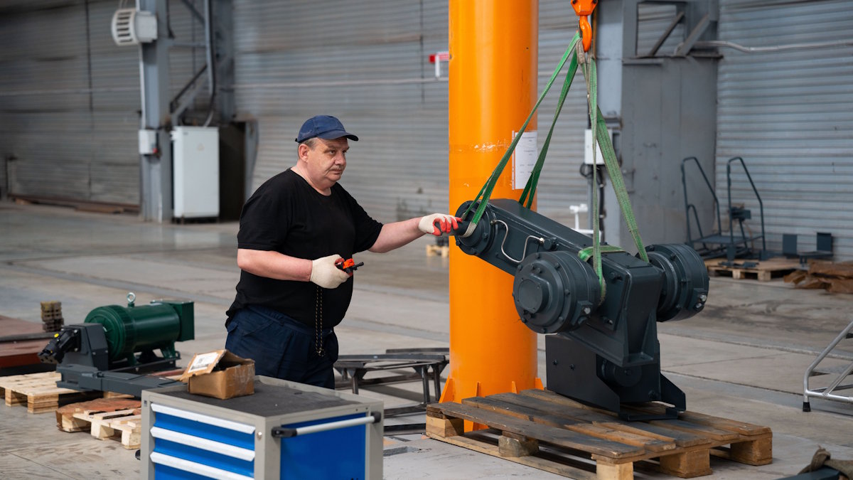 В Брянске запустили серийное производство колесных и гусеничных асфальтоукладчиков
