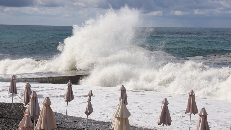 Штормовое предупреждение в Сочи: отдыхающим советуют не отдыхать у воды, пляжи закрыли