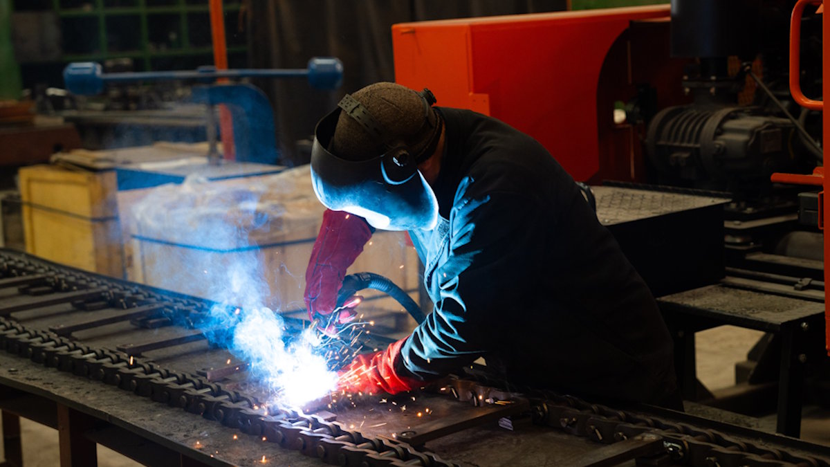 В Брянске запустили серийное производство колесных и гусеничных асфальтоукладчиков