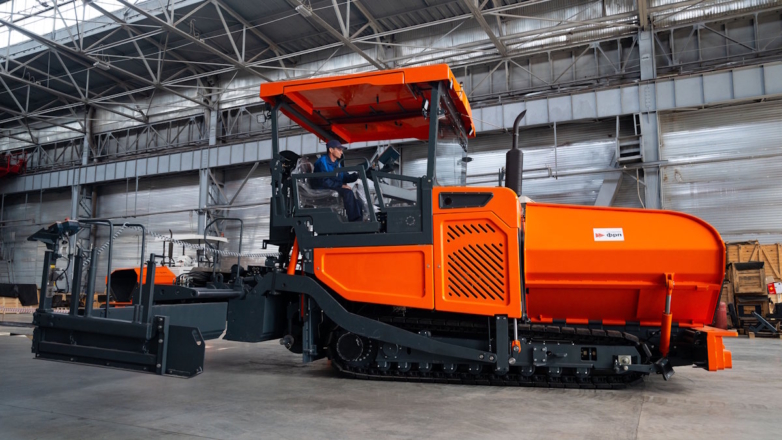 Жаркое дело: в России стартовало первое серийное производство асфальтоукладчиков