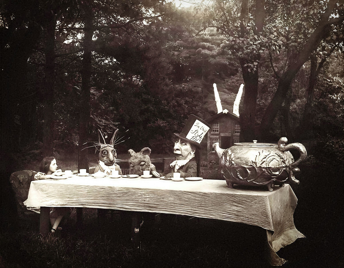 Сцена безумного чаепития из экранизации «Алисы в Стране чудес» режиссера В. Янга, 1915 год