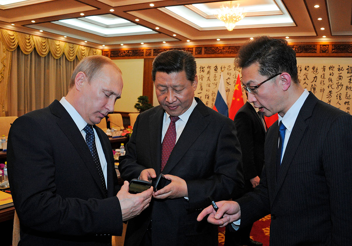 Президент РФ Владимир Путин подарил "Йотафон-2" лидеру КНР Си Цзиньпину