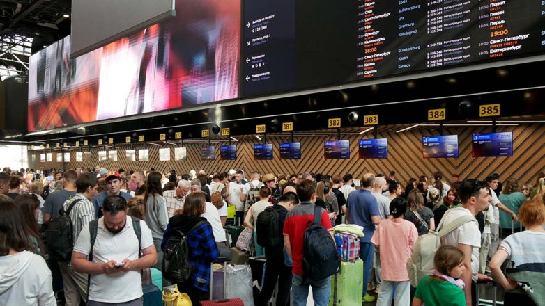 Массового скопления пассажиров нет: о ситуации с задержками и отменами рейсов в аэропортах рассказали в Минтрансе РФ