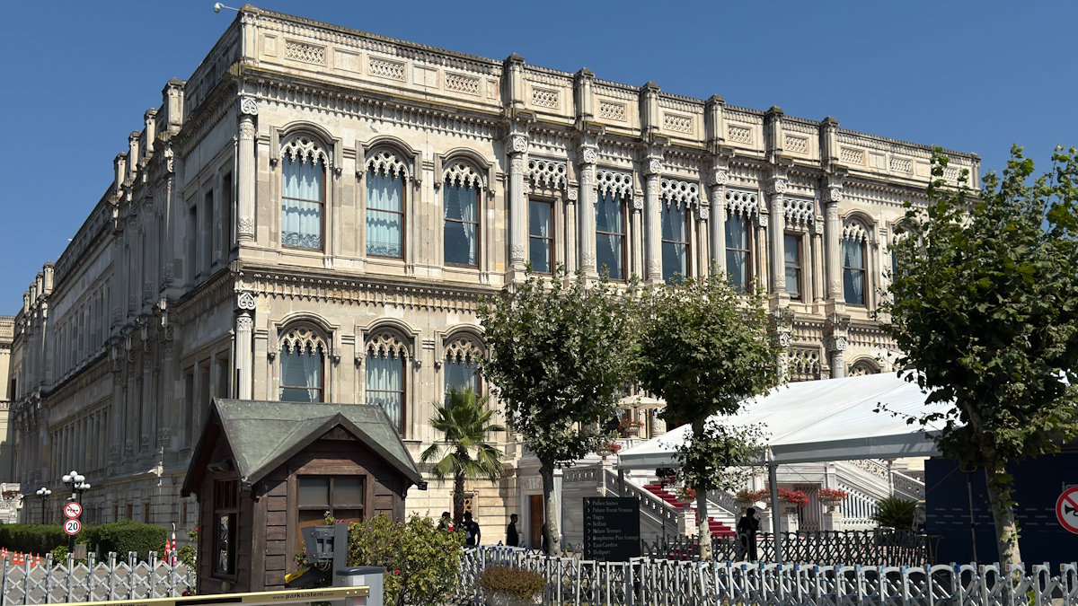 Дворец Чираган в Стамбуле, где проходит третий раунд прямых российско-украинских переговоров