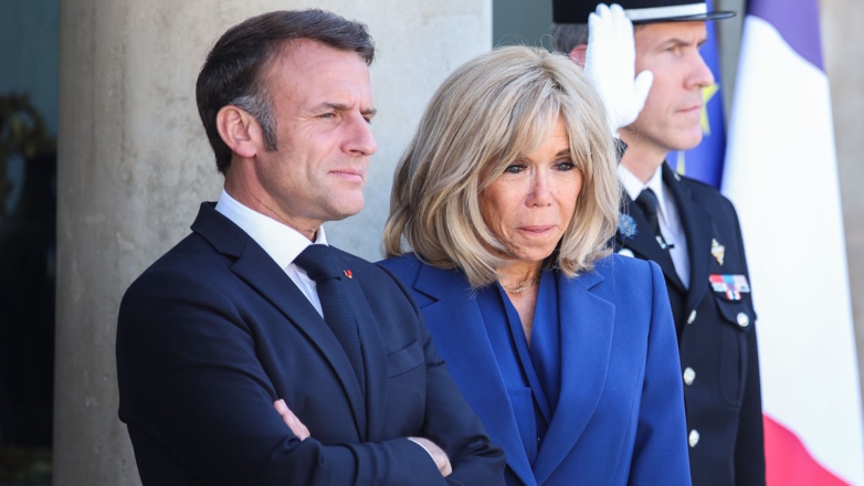 Макрон намерен судиться с блогером из США из-за слов о его жене