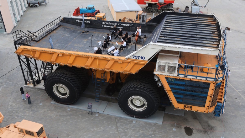 На Урале прошел необычный концерт – оркестр сыграл в кузове БелАЗа