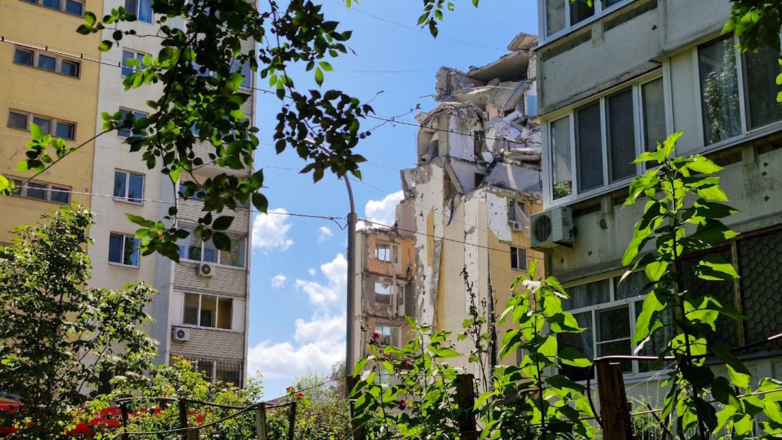 Взрыв в доме в Саратове: четвертый погибший и один выживший. Что известно к этому часу