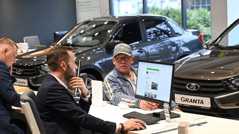 Продажи новых автомобилей в России упали на 27% в первом полугодии 2025 года