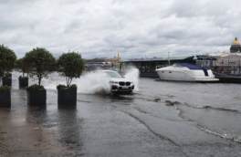 Непогода обрушилась на Санкт-Петербург: угроза наводнения, пострадавшие, подтопления и прогноз