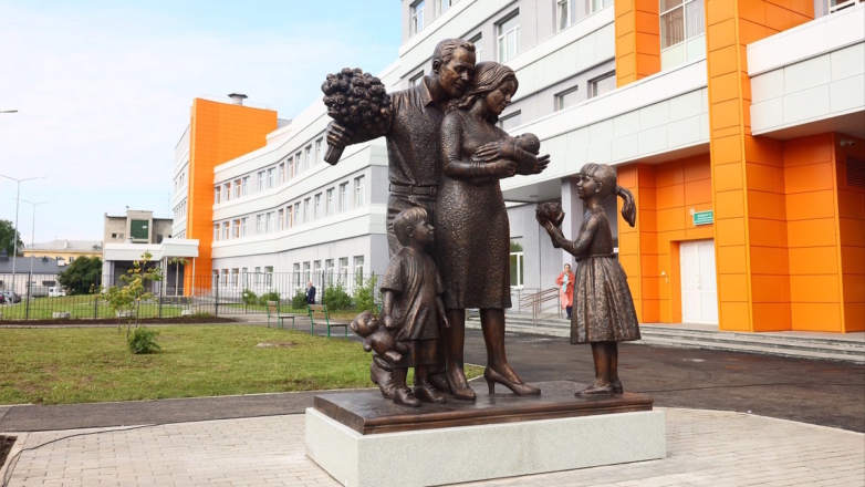 В Верхней Пышме установили скульптуру "Счастливая семья"