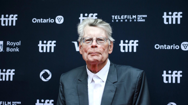 Глен Пауэлл убегает от киллеров ради спасения дочери в трейлере фильма "Бегущий человек" по роману Кинга