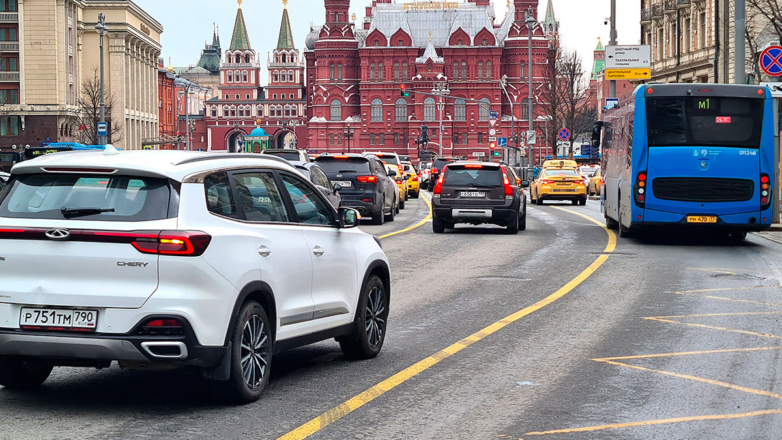 На дорогах Москвы начали использовать новую желтую разметку