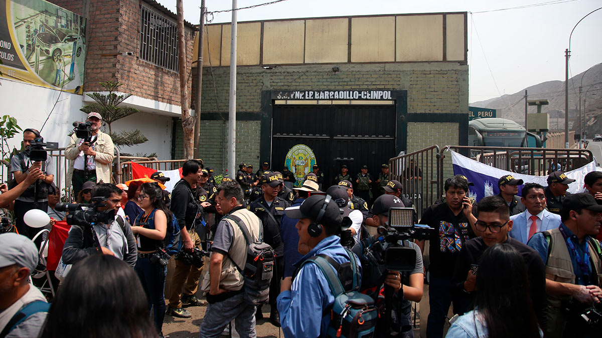 Журналисты и репортёры ждут освобождения президента Перу Фухимори у тюрьмы Барбадильо