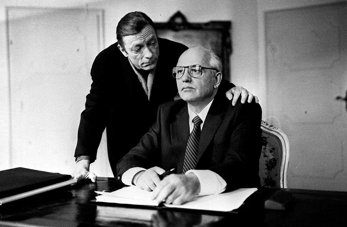 кадр из фильма "Так далеко, так близко"