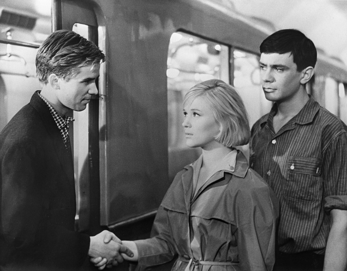 Кадр из комедии Георгия Данелии по сценарию Геннадия Шпаликова "Я шагаю по Москве".