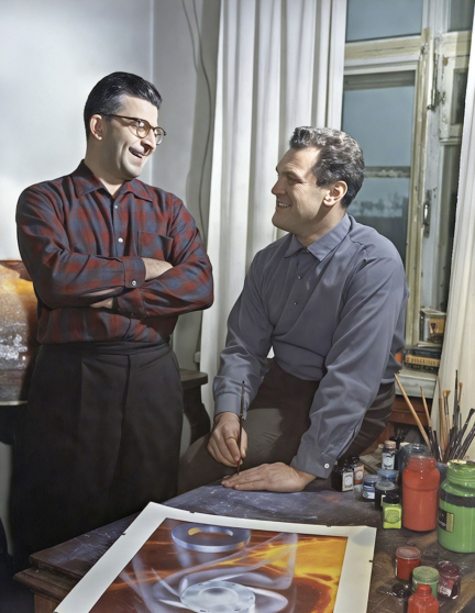 Аркадий Стругацкий (слева) и художник- фантаст Андрей Соколов