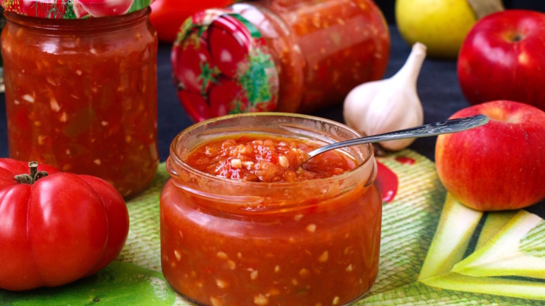 Аджика с яблоками и помидорами: простой рецепт популярной домашней заготовки на зиму