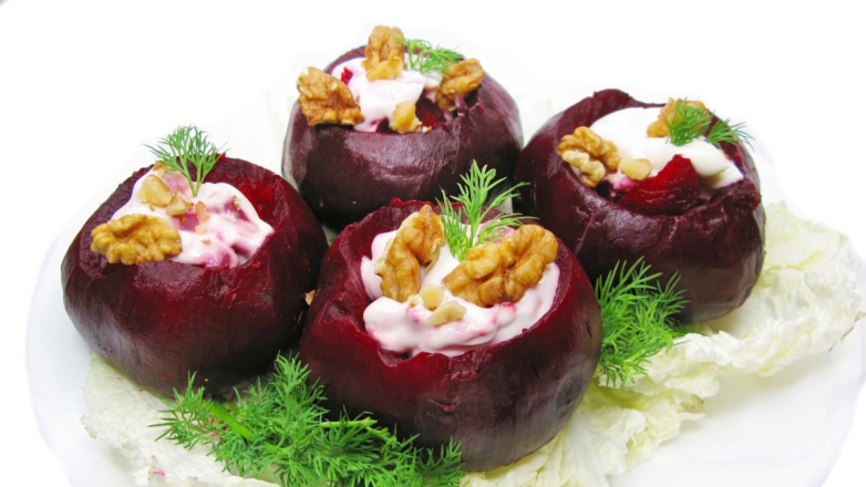 Свекла, запечённая с творогом и орехами