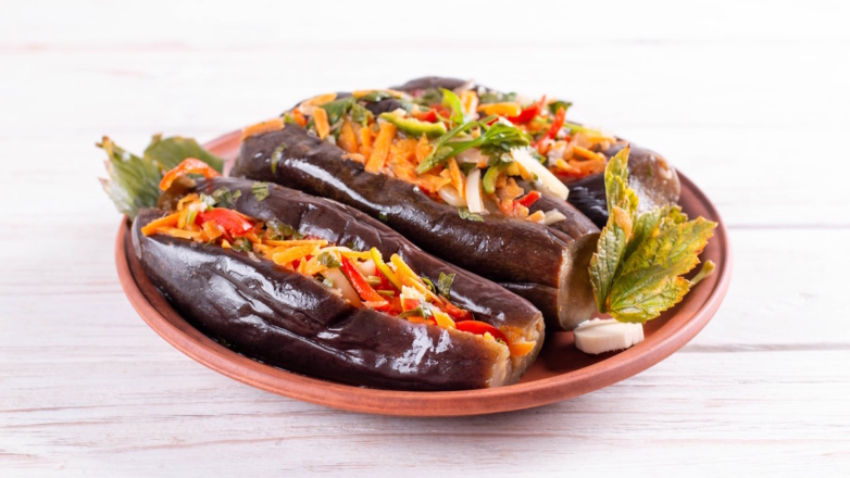 Соленые баклажаны, фаршированные свежими овощами: простой рецепт домашней заготовки