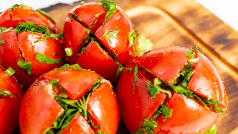 Пикантные фаршированные помидоры: простой рецепт вкусной заготовки без уксуса