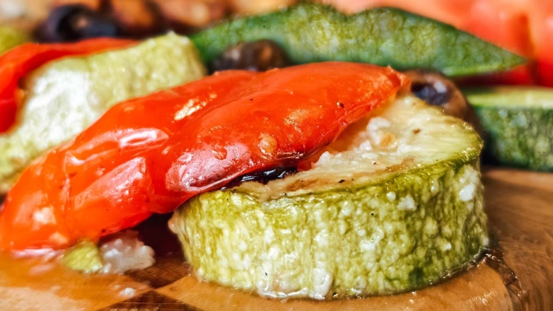 Запеченные кабачковые кружочки с томатами и сырно-чесночной заправкой