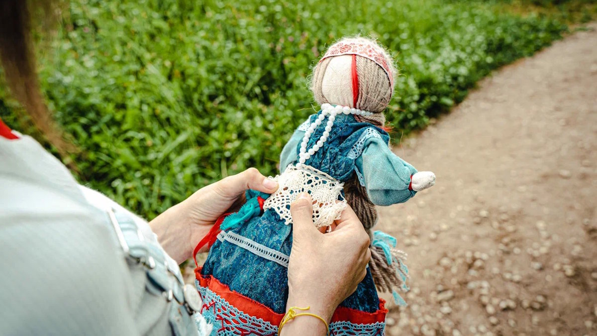 Кадр из фильма "Девка-баба: Кукла-чародейка"