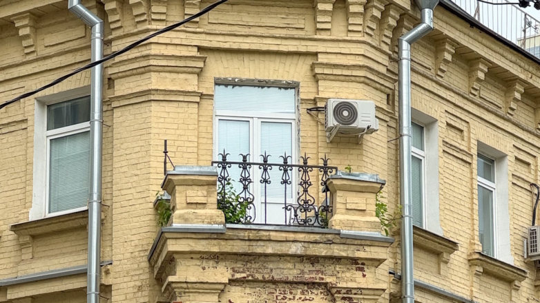 В Минстрое высказались о кондиционерах, установленных на фасадах исторических зданий
